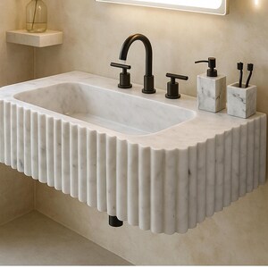 Handgefertigtes Waschbecken aus Carrara-Marmor mit Stahlhalterungen: 45 cm x 30 cm x 15 cm
