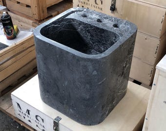 Handgefertigtes Waschbecken aus grauem Marmor in Tundra: 14 "rund, 3-Loch