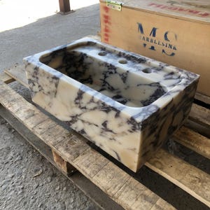 External marble sink dimensions shown in centimeters and inches