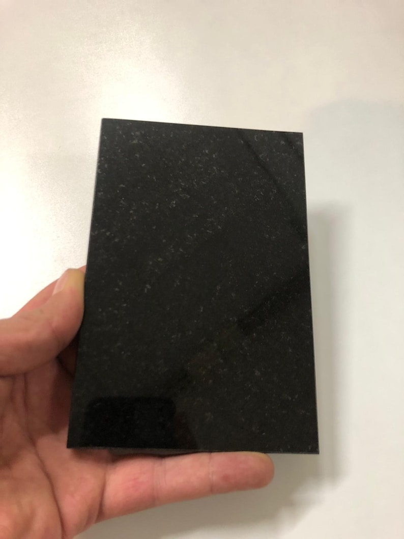 Campione di granito nero e marmo: piastrella in pietra fatta a mano per lavori fai da te (10 x 15 cm) immagine 1