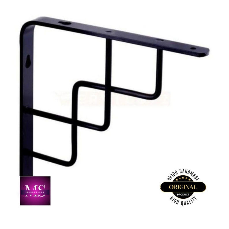 Puede incluir: Soporte de estante de metal negro con tres barras horizontales. El soporte est&aacute; dise&ntilde;ado para sostener un estante u otro objeto. El soporte est&aacute; hecho a mano y tiene una etiqueta que dice "100% Hecho a Mano Producto Original Alta Calidad".
