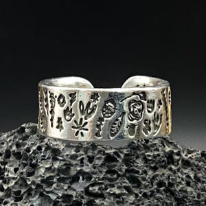 Anillo vintage de plata con diseño de flores y plantas, joyería botánica única y ajustable para mujer, regalo elegante para fiestas navideñas.