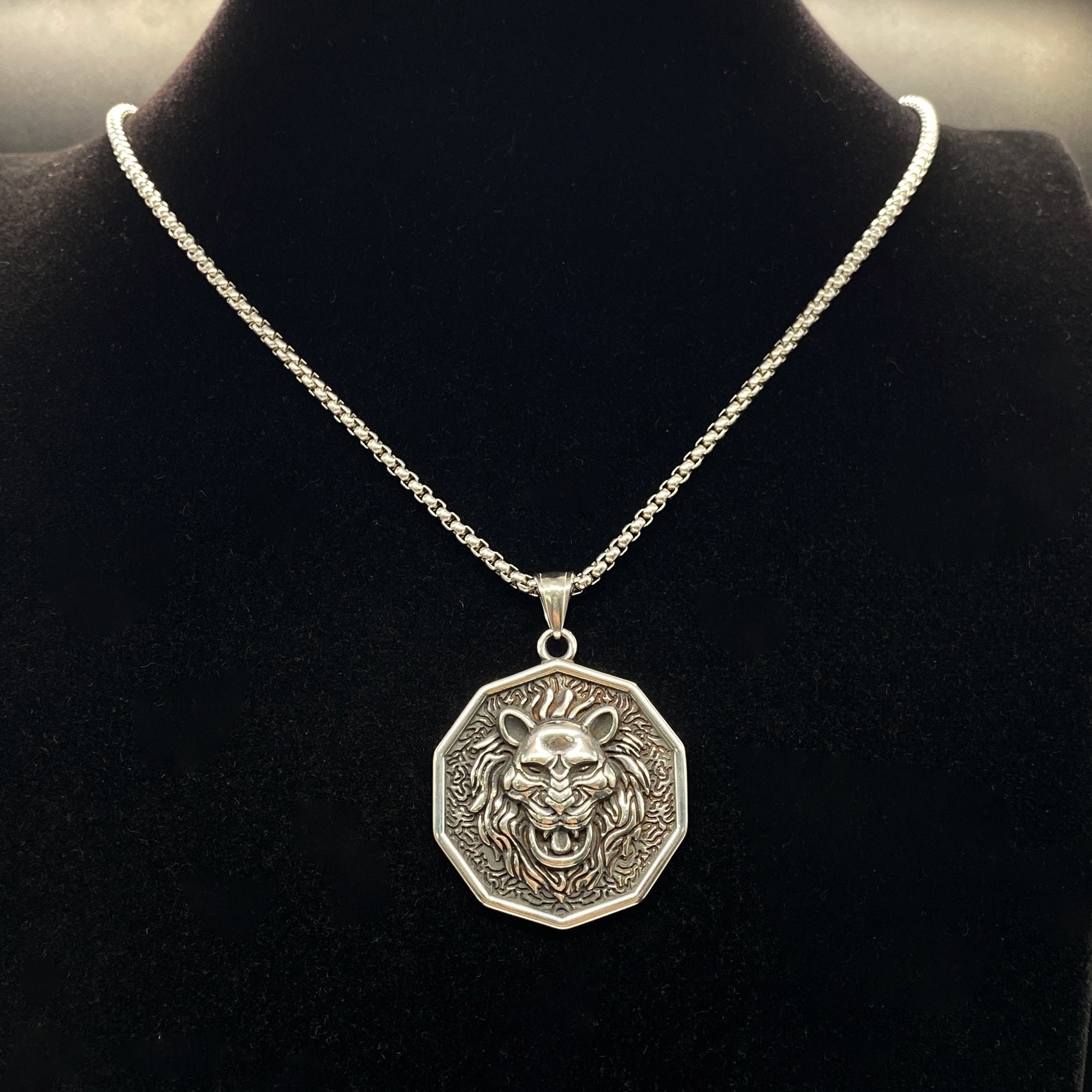 Collana Uomo Con Ciondolo Scudo Leone – In Acciaio Inossidabile E Titanio, 5,3x3,4 Cm, Catena 55 Cm, Regalo Creativo Per Ragazzi