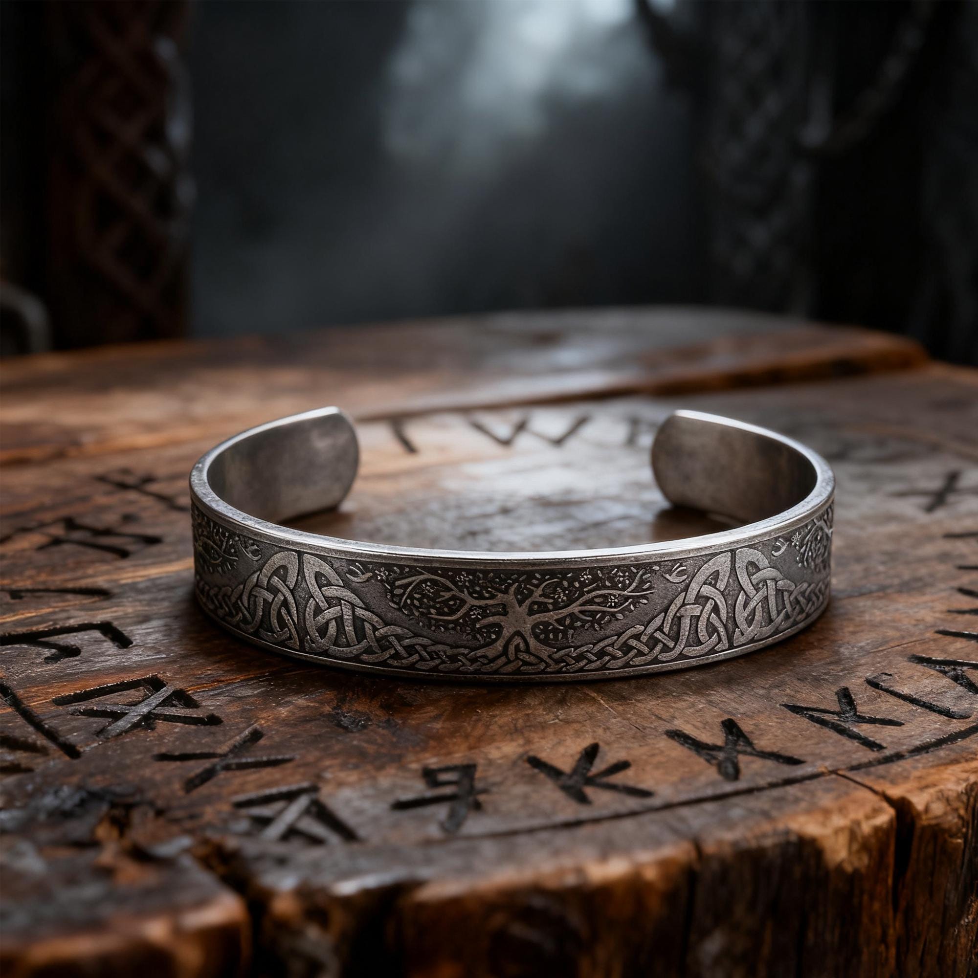 Bracciale Vichingo In Pelle Con Amuleto Yggdrasil (Albero Della Vita), Pentagramma E Luna. Larghezza 4 Cm, Regolabile Da 18 A 22,5 Cm. Regalo Uomo/donna Per Appassionati Nordici.