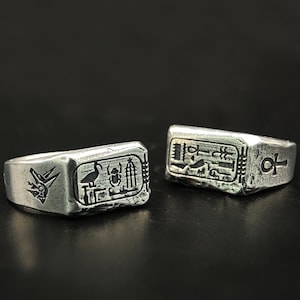Anillo de plata de ley 925 con la imagen de Anubis y Horus de Egipto, estilo vintage con textura mate, ideal como regalo de aniversario.
