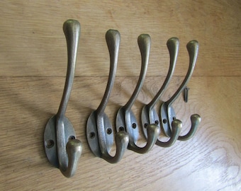 Ganchos victorianos de latón antiguo. Ganchos rústicos de hierro fundido para batas, sombreros y abrigos. Perchas antiguas victorianas inglesas retro vintage.