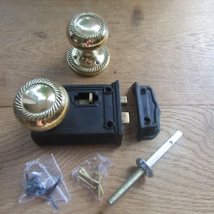 以下が含まれることがあります： ロープのデザインが施された真鍮製のドアノブ2つ、黒いドアラッチ、さまざまなネジを備えた新しいドアハードウェアセット。 このハードウェアはドア用に設計されており、金属製です。