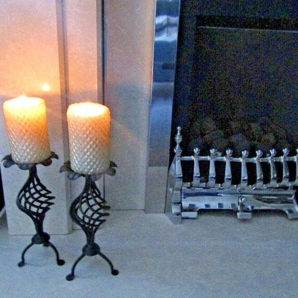 Support de bougeoir en fer rustique forgeron à la main, motif en treillis, décoration de chalet de campagne, bougeoir vintage rustique, cire d'abeille noire, PAIRE