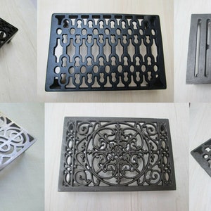 Peut inclure: Ensemble de six grilles de cheminée en fonte avec différents motifs décoratifs. Les grilles sont noires, argentées et grises. Elles sont toutes rectangulaires et ont un bord surélevé.