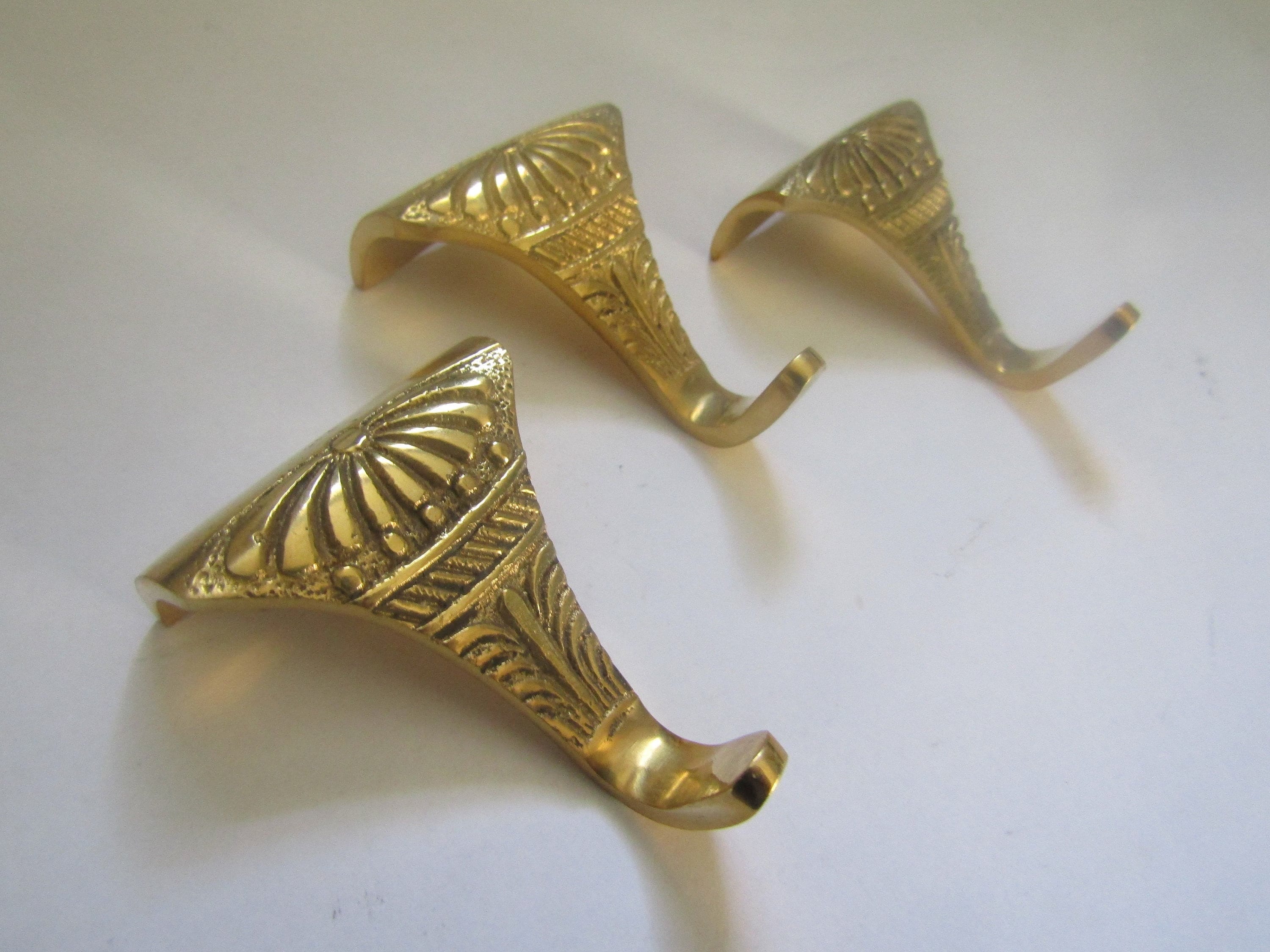 5 ANTIQUE BRASS PLATED FLEUR PUSH PIN WALL FLEUR PICTURE HANGERS + SAMPLE PACK