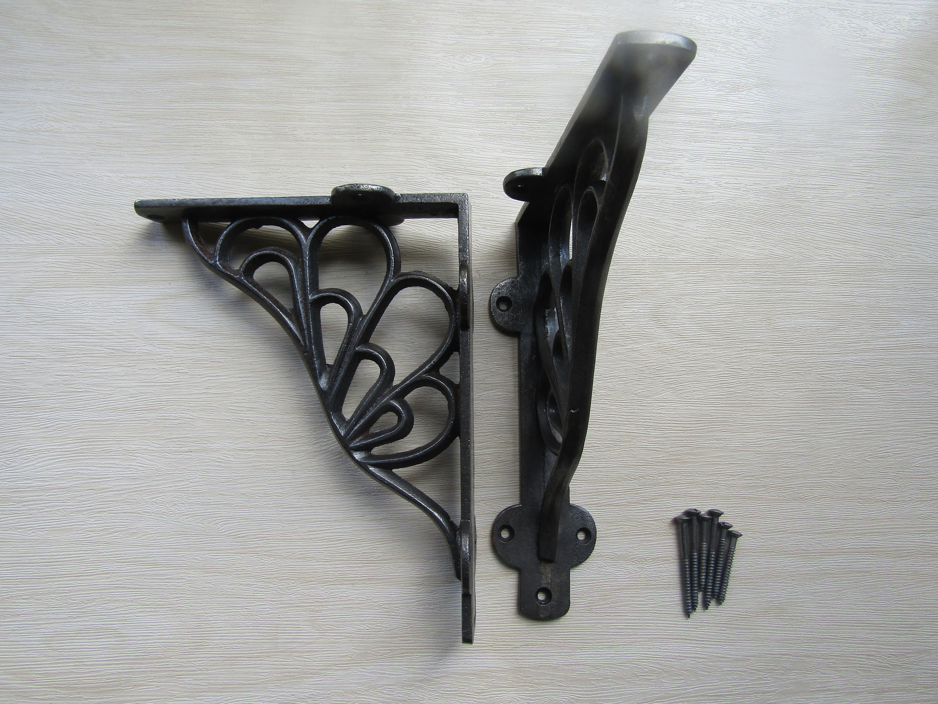 LOLYSIC 2 staffe per mensole per ponteggi, 21 cm, in ghisa resistente, supporti rustici per mensole galleggianti, staffe decorative da parete vintage per mensole, argento-nero LOLYSIC 2 staffe per mensole per ponteggi, 21 cm, in ghisa resistente, supporti rustici per mensole galleggianti, staffe decorative da parete vintage per mensole, argento-nero