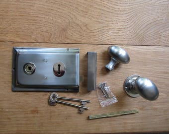 thumbnail image 2 of IronmongeryWorld Victorian Rim Lock Door Knob Handle Set - Black/Brass Finish, Wood & Steel 2 of 3