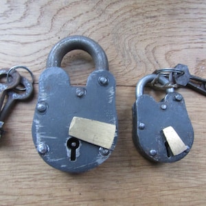 CAST IRON PADLOCK working padlock Vintage Rustic Victorian old English Pirate treasure Chest trunk Door lock Antique iron finish