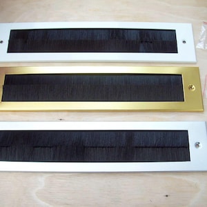 Buzón de metal con burlete para evitar la sequía Buzón de metal con tapa interior con cepillo y solapa de sellado
