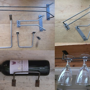 Può includere: Set di mensole in metallo per bicchieri da vino e bottiglie. Le mensole sono in metallo nero e hanno un design semplice e industriale. Le mensole sono progettate per essere montate sotto un armadio o uno scaffale.