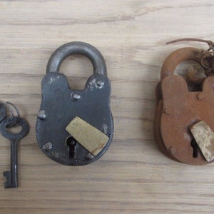 Rustic IRON PADLOCK Vintage Rustic Victorian old English Pirate treasure Chest trunk Door lock  working padlock Antique iron/rust finish