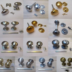 Può includere: Assortimento di pomelli per porte vintage in varie finiture, tra cui ottone, cromo e nero. I pomelli sono esposti su una superficie in legno con viti e altri accessori.