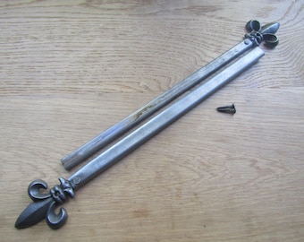 Barra de metal para colgar en la pared, estilo rústico vintage, con diseño de flor de lis, acabado en hierro antiguo, ajustable de 35 a 60 cm.