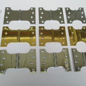 Puede incluir: Un juego de nueve bisagras para puertas en tres acabados: latón pulido, níquel satinado y cromo pulido. Las bisagras son todas del mismo tamaño y estilo, con un diseño tradicional.