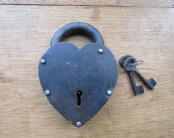 LOVE HEART iron working padlock Vintage Rustic Victorian old English Pirate treasure Chest trunk Door lock Antique iron finish