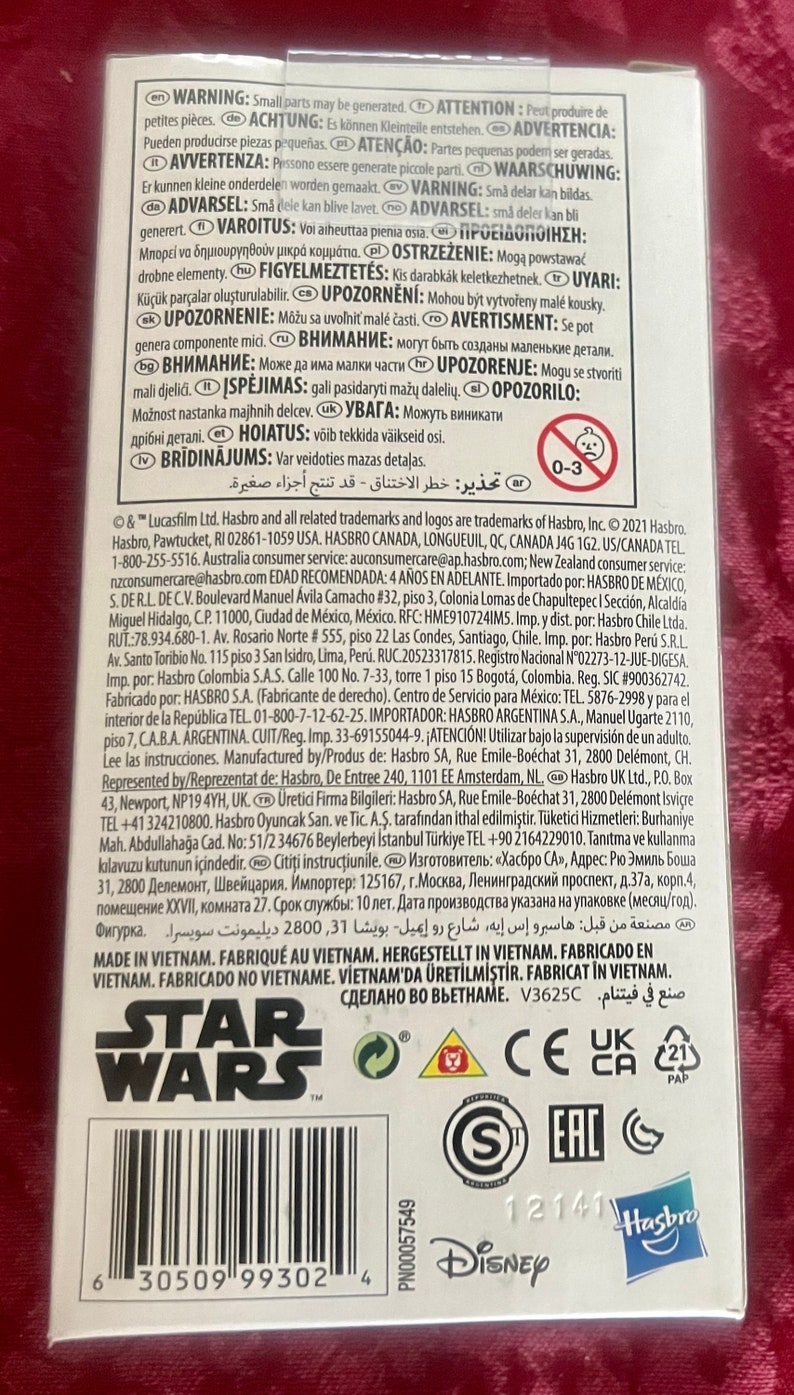 Puede incluir: Caja de producto para un juguete de Star Wars, con el logotipo de Star Wars en blanco y negro. La caja tiene varias advertencias e informaci&oacute;n reglamentaria, incluyendo un logotipo de Disney y el logotipo de Hasbro.
