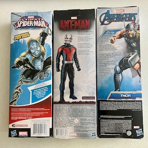 Pu&ograve; includere: Tre scatole di action figure Marvel: Ultimate Spider-Man, Ant-Man e Thor degli Avengers. La scatola di Spider-Man presenta Spider-Man corazzato. La scatola di Ant-Man mostra il personaggio in un costume rosso e nero. La scatola di Thor mostra Thor con il suo martello.