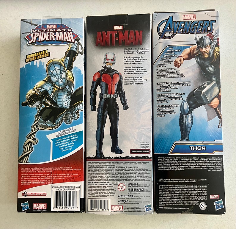 Pu&ograve; includere: Tre scatole di action figure Marvel: Ultimate Spider-Man, Ant-Man e Thor degli Avengers. La scatola di Spider-Man presenta Spider-Man corazzato. La scatola di Ant-Man mostra il personaggio in un costume rosso e nero. La scatola di Thor mostra Thor con il suo martello.