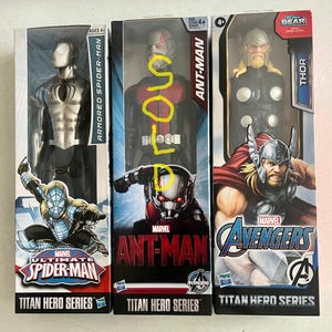 Pu&ograve; includere: Tre action figure Titan Hero Series in confezione. Le figure sono Armored Spider-Man, Ant-Man e Thor. La confezione presenta l'artwork dei personaggi e i loghi Marvel e Avengers. Le figure sono per bambini dai 4 anni in su.
