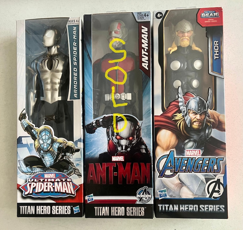 Pu&ograve; includere: Tre action figure Titan Hero Series in confezione. Le figure sono Armored Spider-Man, Ant-Man e Thor. La confezione presenta l'artwork dei personaggi e i loghi Marvel e Avengers. Le figure sono per bambini dai 4 anni in su.