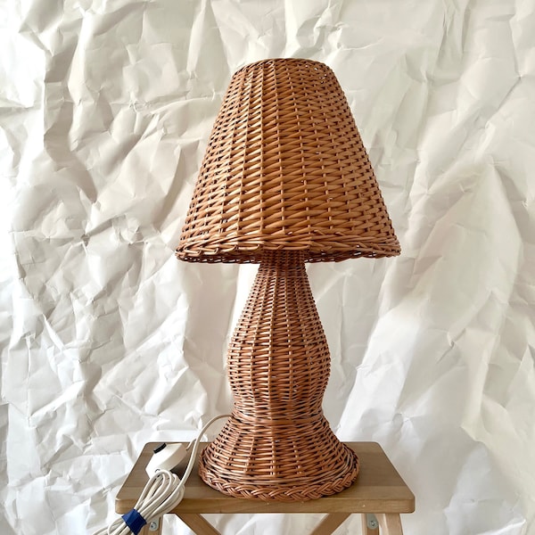 Lampe de table / veilleuse en osier