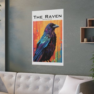 Könnte beinhalten: Ein Poster mit einer stilisierten Illustration eines Raben. Das Kunstwerk zeigt den Vogel in Lila-, Blau- und Türkistönen vor einem leuchtend orangefarbenen und gelben Hintergrund. Der Text "THE RAVEN" und "Corvus Corax" ist oben abgebildet.