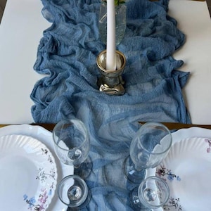 Runner da tavolo in garza blu polverosa, fondale per arco nuziale boho