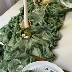 Runner da tavolo in garza per matrimonio boho verde salvia, centrotavola rustico per matrimonio e decorazione da tavolo per eventi tinta a mano