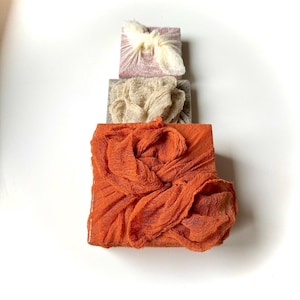 Tessuto per confezioni regalo Furoshiki in garza tinta a mano, carta da regalo ecologica per eventi