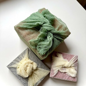 Furoshiki verde salvia ed ecologico per confezioni regalo tessuto di garza tinto a mano