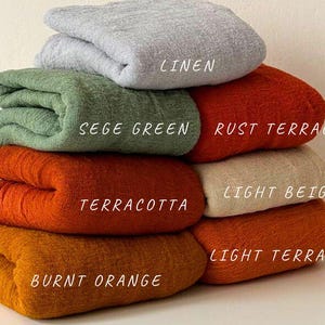 Puede incluir: Un conjunto de seis muestras de tela en varios tonos de naranja, verde, beige y marrón. Las muestras están etiquetadas con los siguientes nombres: Lino, Verde Salvia, Terracota Oxidada, Terracota, Beige Claro y Terracota Claro.