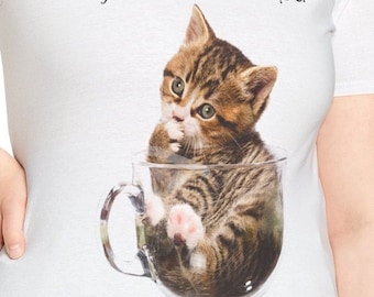 Joli chaton dans une tasse T-shirt souple