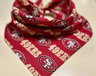 Peut inclure: Bandana rouge et blanche avec le logo des San Francisco 49ers et les mots "49ers" répétés partout.