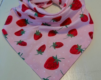 Bandana dla psa/kota w kolorze truskawkowym w kolorze różowym lub czarnym