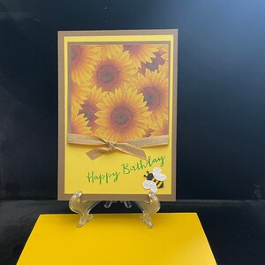 Cartão de feliz aniversário com envelope