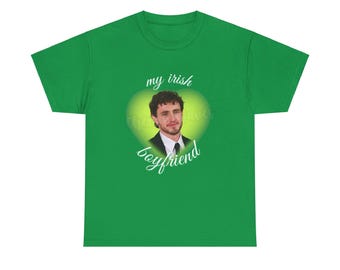 Może przedstawiać: Zielona koszulka z białym sercem i napisem "my irish boyfriend" w kolorze białym.