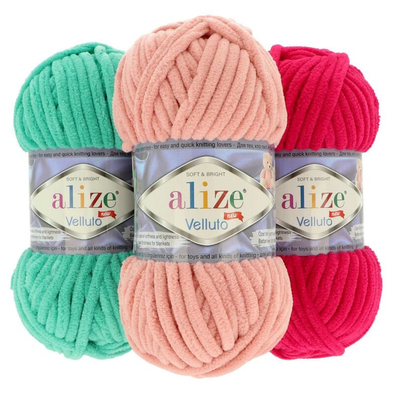 Puede incluir: Tres ovillos de hilo en diferentes colores: verde azulado, melocot&oacute;n y rosa. El hilo es suave y esponjoso, y la etiqueta dice "alize velluto new".