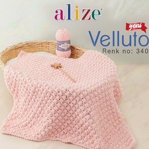 Puede incluir: Una manta de beb&eacute; de punto rosa hecha con hilo Alize Velluto. La bola de hilo est&aacute; en el fondo con el nombre de la marca y el n&uacute;mero de color 340.
