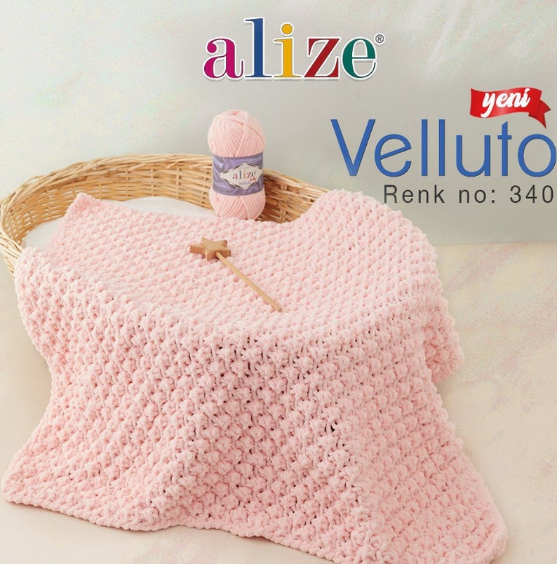 Puede incluir: Una manta de beb&eacute; de punto rosa hecha con hilo Alize Velluto. La bola de hilo est&aacute; en el fondo con el nombre de la marca y el n&uacute;mero de color 340.