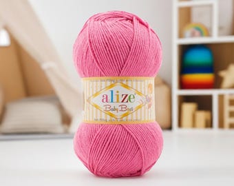 Puede incluir: Ovillo de lana rosa brillante Alize Baby Best. La etiqueta, en dorado y blanco, muestra el nombre de la marca. Esta lana suave y texturizada es ideal para tejer o hacer ganchillo artículos para bebés. La lana es de un bonito tono rosa.