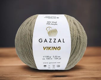 Può includere: Gomito di filato Gazzal Viking verde tenue. L'etichetta indica 30% lana e 70% acrilico, con un peso di 100g e circa 100 metri. Il marchio e il nome del prodotto sono ben visibili.