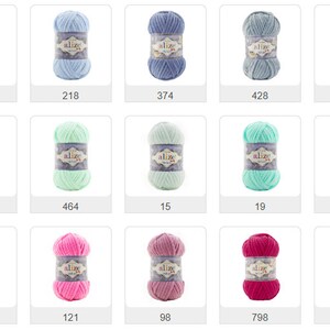 Puede incluir: Una colecci&oacute;n de ovillos de lana en varios colores, incluyendo azul claro, verde menta, rosa y morado. Cada ovillo tiene una etiqueta con la palabra "alize" y un n&uacute;mero.