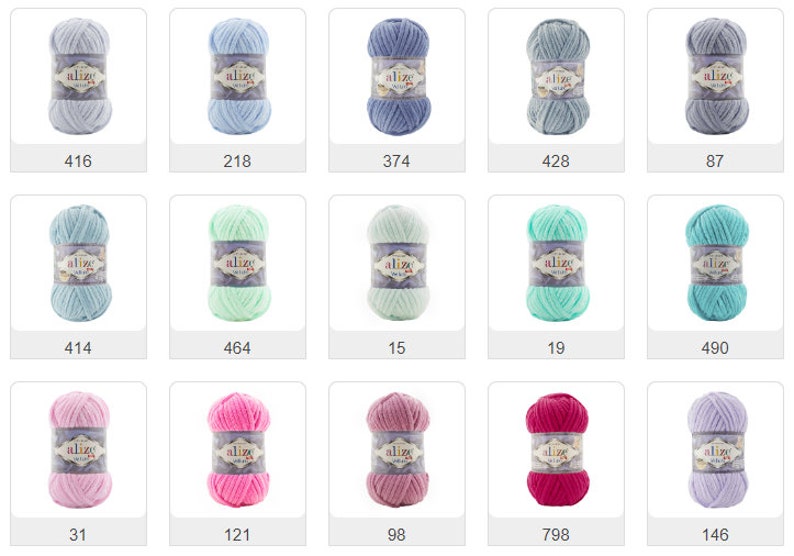 Puede incluir: Una colecci&oacute;n de ovillos de lana en varios colores, incluyendo azul claro, verde menta, rosa y morado. Cada ovillo tiene una etiqueta con la palabra "alize" y un n&uacute;mero.
