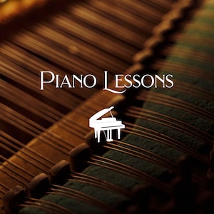 以下が含まれることがあります： ピアノの内側のクローズアップ。"PIANO LESSONS"というテキストと、白いグランドピアノのシルエットがあります。