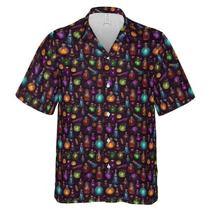 Puede incluir: Una camisa de manga corta con botones, fondo morado oscuro y un patrón repetido de frascos de pociones de colores.
